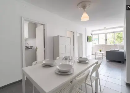 Acogedora habitación en un apartamento de 4 dormitorios en Algirós en Valencia