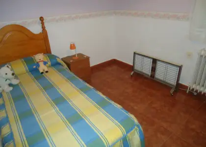 Alquiler de piso de tres dormitorios amueblado en Manzanares