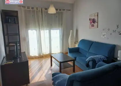 Apartamento amueblado de un dormitorio con calefacción por gas, aire acondicionado en habitación y salón, PLAZA DE GARAJE y trastero. Ubicado junto a Plaza del Arenal. en Alcázar de San Juan