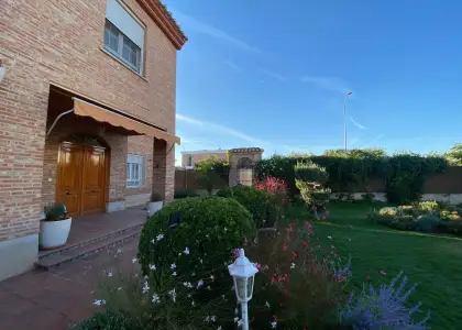 Casa/Chalet pareado En Venta Calle Eduardo Núñez, Zona Norte - Nueva Valdepeñas, Valdepeñas en Valdepeñas