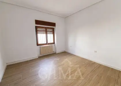 Casa de planta baja con 4 dormitorios, patio y gran terraza junto a calle Don Víctor Peñasco en Tomelloso