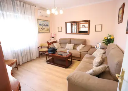 Casa en planta baja para entrar a vivir con 3 dormitorios, cocina amplia, salón, comedor, 2 patios y lavadero en Quero
