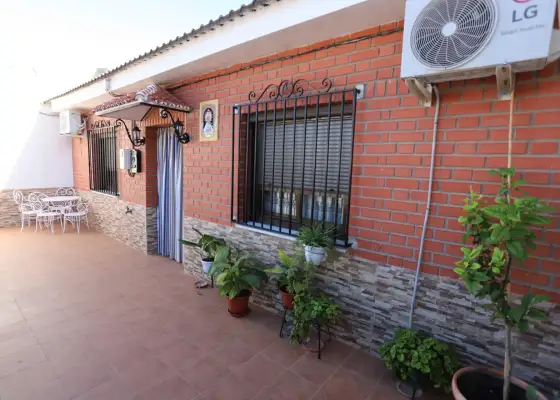 Casa en planta baja para entrar a vivir con 3 dormitorios, cocina amplia, salón, comedor, 2 patios y lavadero en Quero