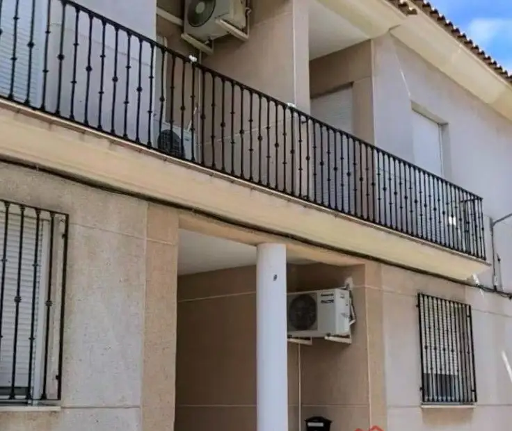 Chalet en venta en Alcázar De San Juan, Calle Carmen, de 200 m2 con 3 dormitorios, 2 baños, plaza de garaje, trastero y terraza por 195.000 €, Ref. 0439 en Alcázar de San Juan