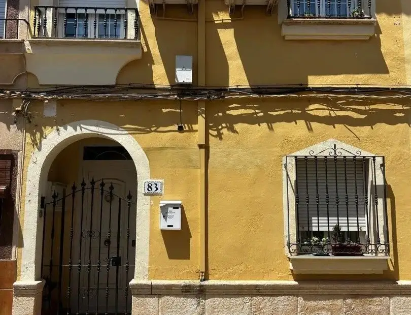 Chalet en venta en Alcázar De San Juan, Zona Renfe, de 140 m2 con 3 dormitorios, 2 baños y trastero por 84.000 €, Ref. 0452 en Alcázar de San Juan