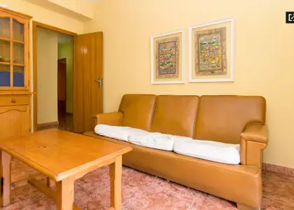 Cómoda habitación con armario independiente en el apartamento de 4 dormitorios, Realejo en Granada