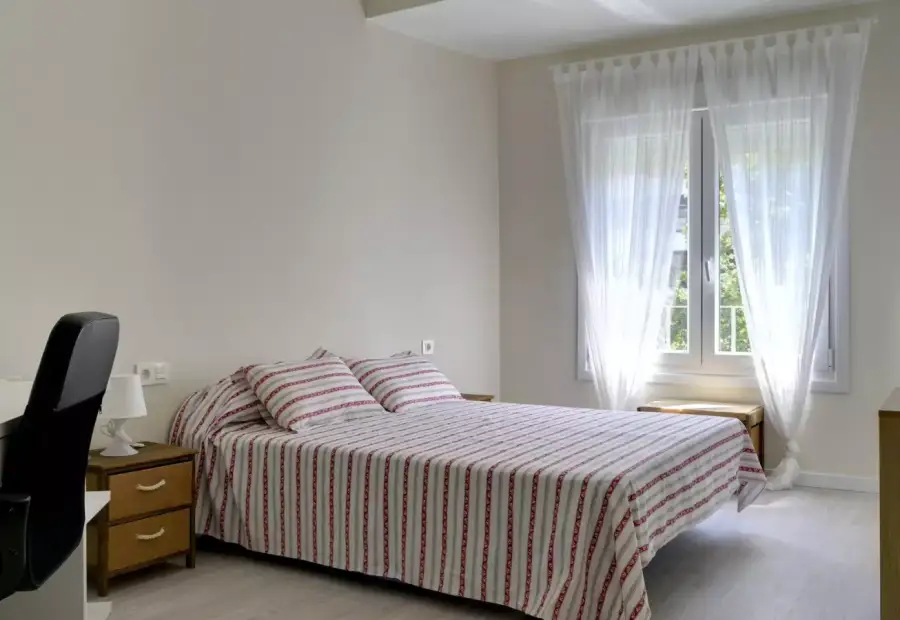 Habitación en piso compartido de 3 habitaciones en Zaragoza, ideal para mujeres. en Zaragoza