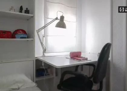 Habitación en piso compartido de 4 habitaciones en alquiler en Fontarrón, ideal para profesionales y estudiantes. en Madrid