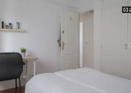 Habitación en piso compartido de 4 habitaciones en alquiler en Fontarrón, ideal para profesionales y estudiantes. en Madrid