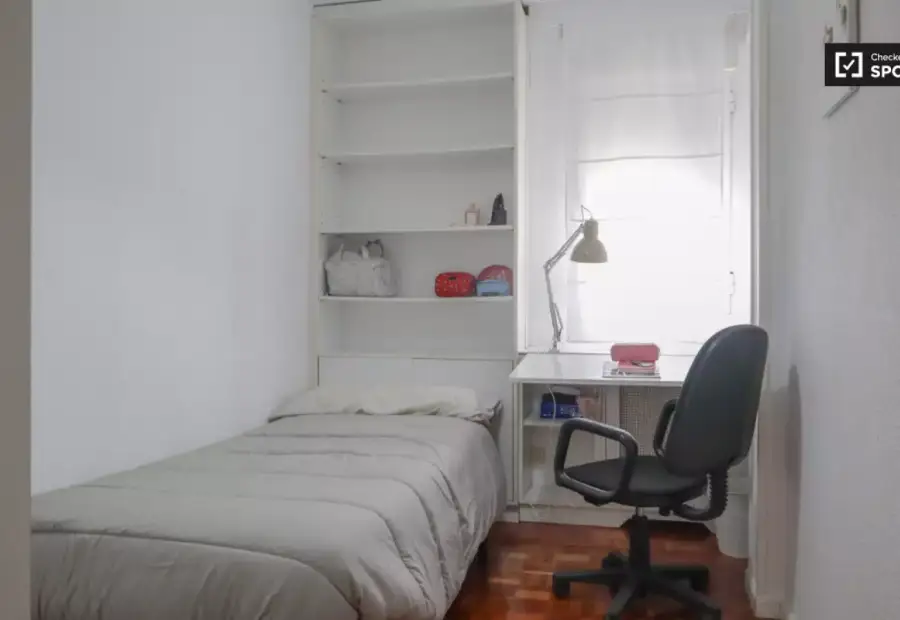 Habitación en piso compartido de 4 habitaciones en alquiler en Fontarrón, ideal para profesionales y estudiantes. en Madrid