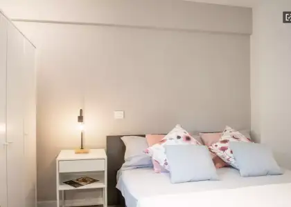 Habitación en piso compartido de 5 dormitorios en alquiler en Aluche en Madrid