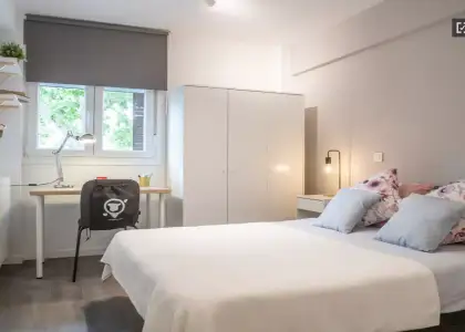 Habitación en piso compartido de 5 dormitorios en alquiler en Aluche en Madrid