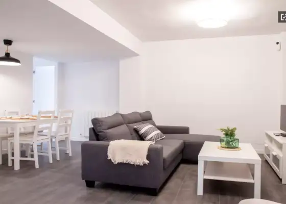 Habitación en piso compartido de 5 dormitorios en alquiler en Aluche en Madrid