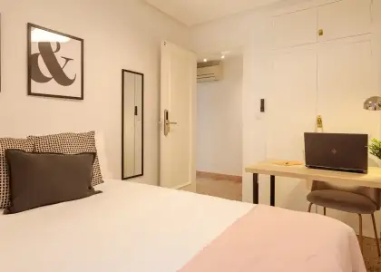 Habitación en piso compartido de 5 habitaciones en Alicante, algunos gastos incluidos, solo para profesionales, se admiten estudiantes. en Alicante (Alacant)