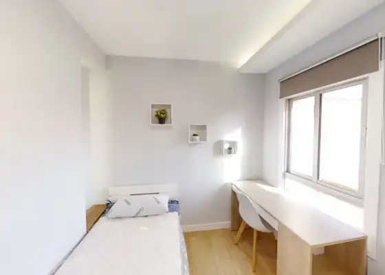 Habitación en piso compartido de 5 habitaciones en Casería de Montijo, con todos los gastos incluidos, ideal para mujeres profesionales o estudiantes. en Granada