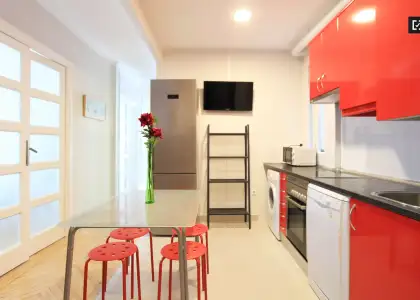 Habitación en piso compartido de 5 habitaciones en Castellana, con gastos incluidos, ideal para profesionales y estudiantes. en Madrid