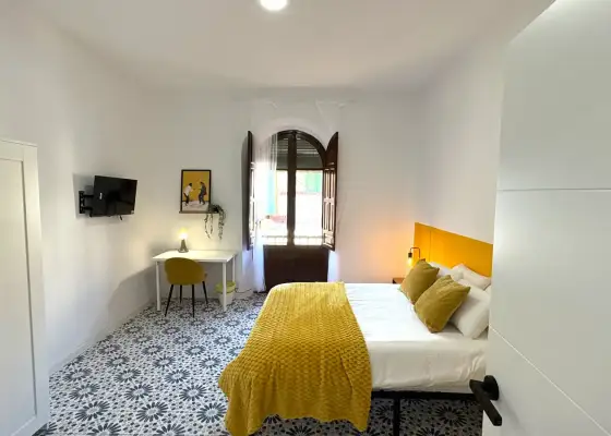Habitación en piso compartido de 6 habitaciones en alquiler en Albaycín perfecta para chicas, profesionales y estudiantes en Granada