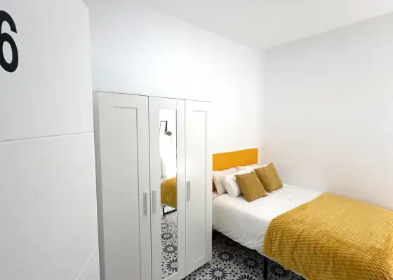 Habitación en piso compartido de 6 habitaciones en alquiler en Albaycín perfecta para chicas, profesionales y estudiantes en Granada