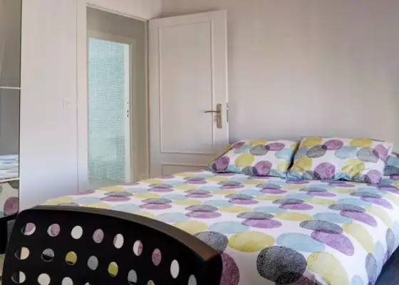 Habitación en piso compartido de 6 habitaciones en Zaragoza, ideal solo para mujeres profesionales.