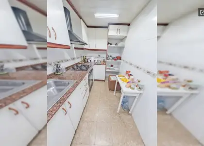 Habitación en un apartamento compartido de 4 habitaciones en El Carmelo, con todos los gastos incluidos. en Barcelona