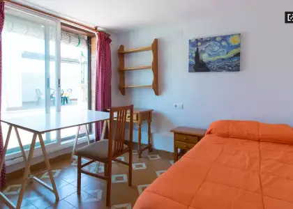 Habitación en un piso compartido de 12 habitaciones en alquiler en Centro-Sagrario, ideal para mujeres. en Granada