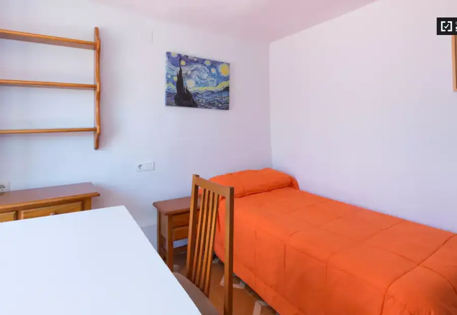 Habitación en un piso compartido de 12 habitaciones en alquiler en Centro-Sagrario, ideal para mujeres. en Granada