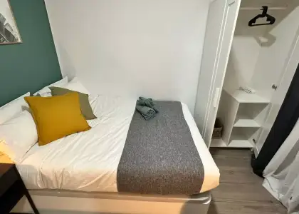 Habitación en un piso compartido de 5 habitaciones en Embajadores, todos los gastos incluidos, solo para profesionales y estudiantes. en Madrid