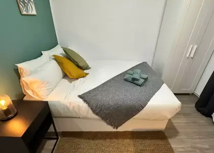 Habitación en un piso compartido de 5 habitaciones en Embajadores, todos los gastos incluidos, solo para profesionales y estudiantes. en Madrid