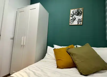 Habitación en un piso compartido de 5 habitaciones en Embajadores, todos los gastos incluidos, solo para profesionales y estudiantes. en Madrid