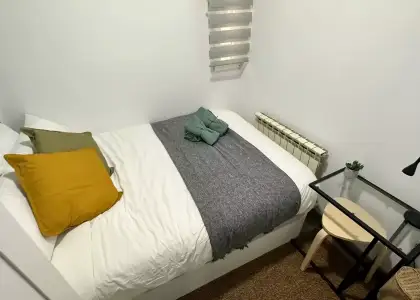 Habitación en un piso compartido de 5 habitaciones en Embajadores, todos los gastos incluidos, solo para profesionales y estudiantes. en Madrid