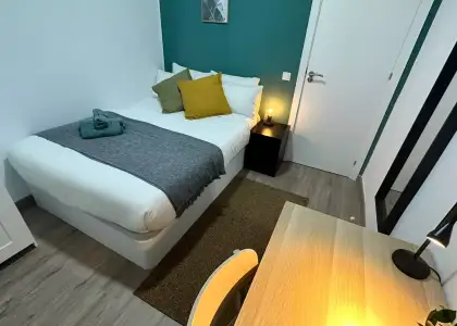 Habitación en un piso compartido de 5 habitaciones en Embajadores, todos los gastos incluidos, solo para profesionales y estudiantes. en Madrid