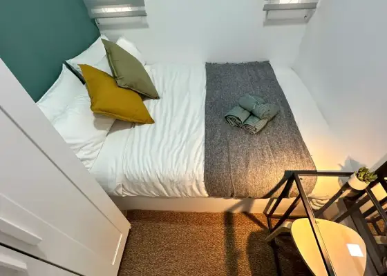 Habitación en un piso compartido de 5 habitaciones en Embajadores, todos los gastos incluidos, solo para profesionales y estudiantes. en Madrid