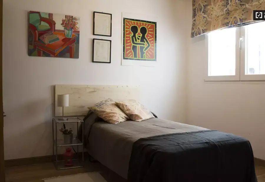 Habitación en un piso compartido de 5 habitaciones en Justicia, no se admiten parejas. en Madrid