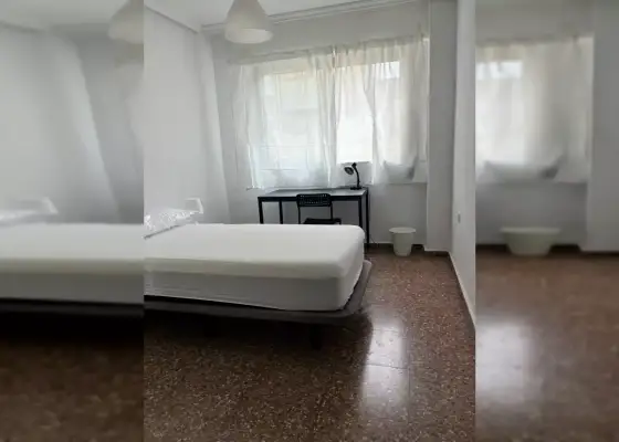 Habitación en un piso compartido de 5 habitaciones en Murcia, con algunos gastos incluidos.