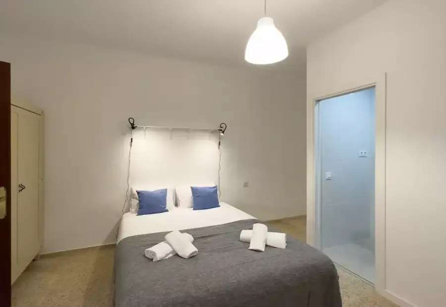 Habitación en un piso compartido de 7 dormitorios en alquiler en Sant Antoni en Barcelona