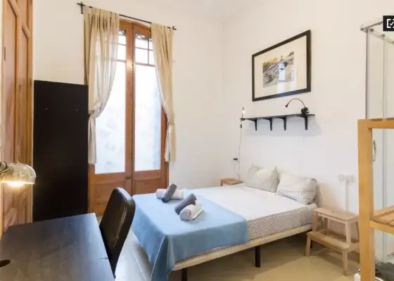 Habitación en un piso compartido de 7 dormitorios en alquiler en Sants, gastos incluidos. en Barcelona