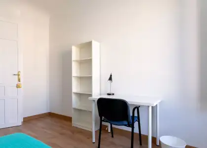 Habitación en un piso compartido de 7 habitaciones en alquiler en San Ildefonso. en Granada