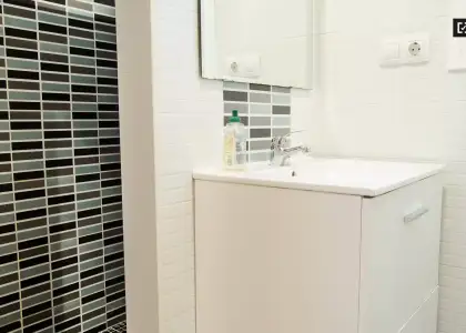 Habitación interior con llave independiente en el apartamento compartido, Ciutat Vella en Valencia