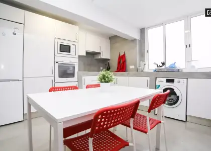 Habitación luminosa con escritorio en piso compartido, Poblats Maritim en Valencia