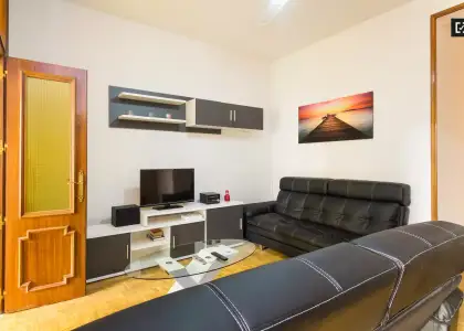 Habitación luminosa con ventana a la calle en piso compartido, Puerta del Sol en Madrid