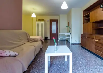 Habitación soleada con llave independiente en apartamento de 5 dormitorios, Algirós en Valencia