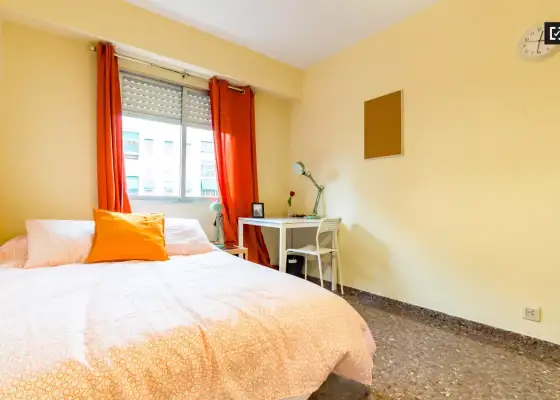 Habitación soleada con ventana con vistas a la calle en un apartamento de 5 dormitorios, Algirós en Valencia
