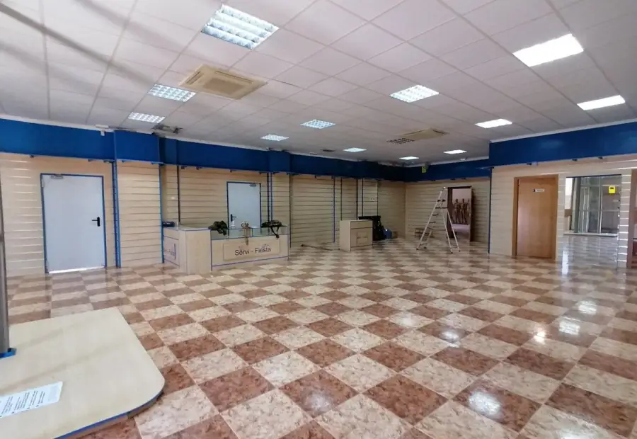 Local comercial construido en nave de 540 metros con licencia de apertura en uso en Alcázar de San Juan