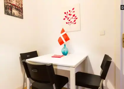 Maravillosa habitación con calefacción en piso compartido, Latina en Madrid