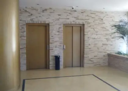 Piso de 2 dormitorios y un baño, con terraza, armarios empotrados, cocina independiente y aire acondicionado. Piscina comunitaria y Plaza de Garaje. Ubicado en zona cabanes. en Castellon Castello de la Plana