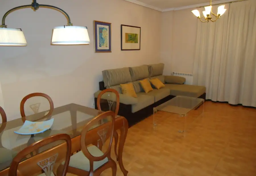 Piso de 3 dormitorios. Seminuevo. Amueblado. en Manzanares
