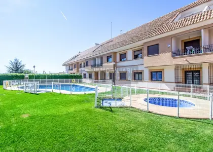 Piso exterior, muy luminoso en Urbanización Con Piscina. en Miguel Esteban