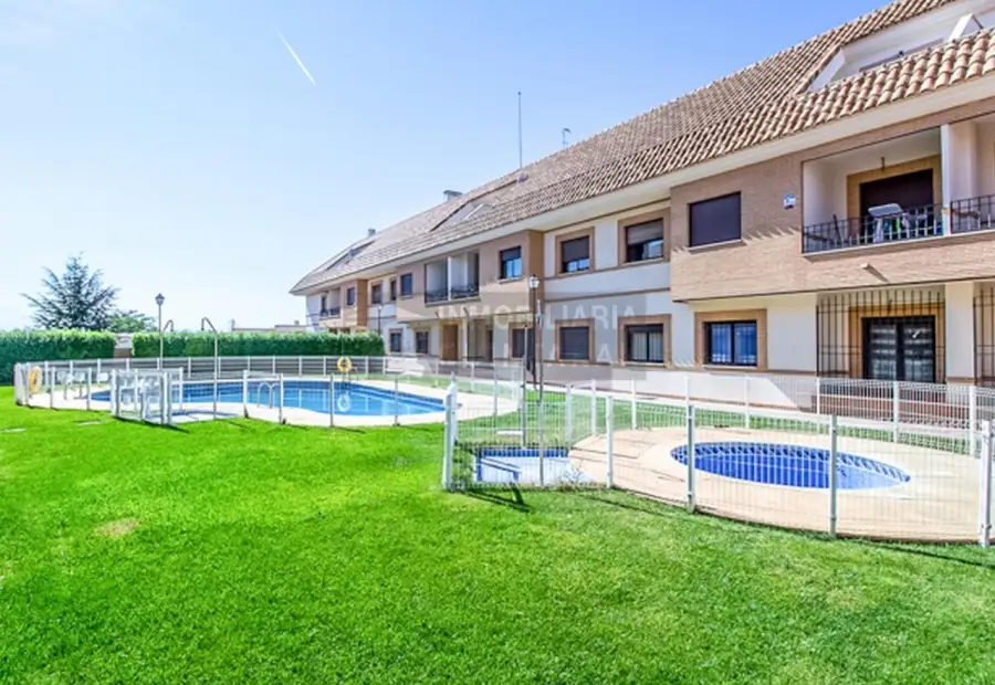 Piso exterior, muy luminoso en Urbanización Con Piscina. en Miguel Esteban