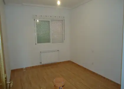 Se alquila casa adosada a estrenar de cuatro dormitorios en buena zona en Manzanares