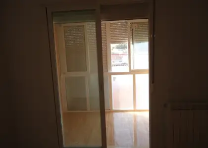 Se alquila casa adosada a estrenar de cuatro dormitorios en buena zona en Manzanares